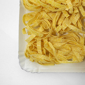 Dettaglio di vassoio i carta con tagliolini
